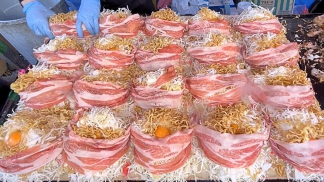 デカいお好み焼きを作る女性【圧巻のストリートフード】